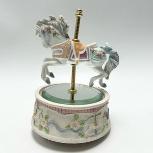 🎠🍧🧡🩷💜💛💚🩵Glama - Musical Horse plays the song “Memory”